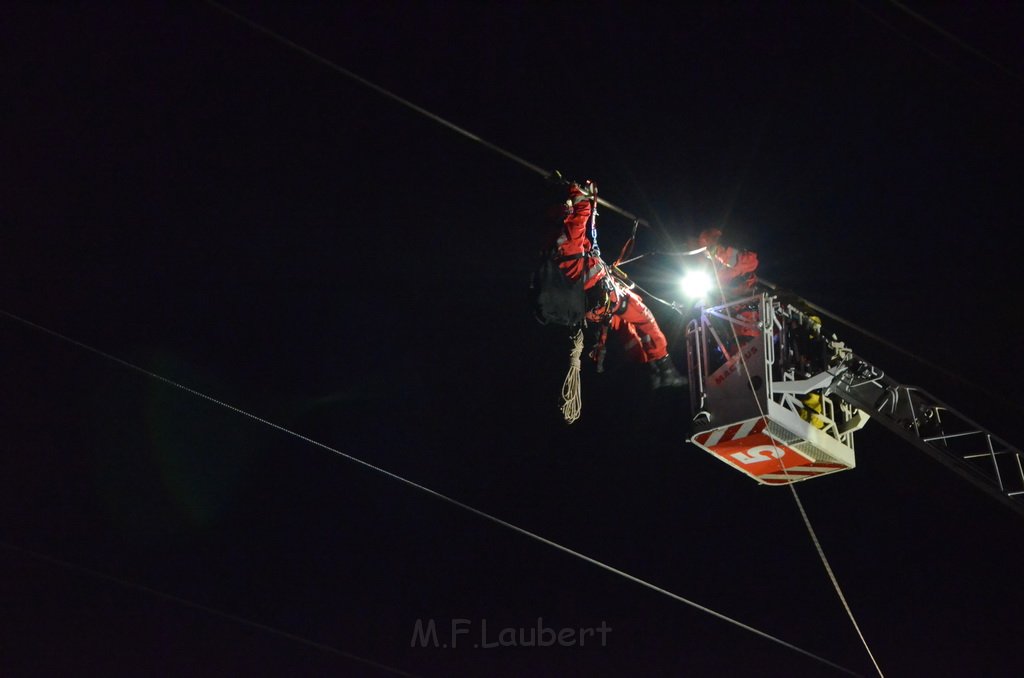 Einsatz BF Hoehenretter Koelner Seilbahn Hoehe Zoobruecke P2337.JPG